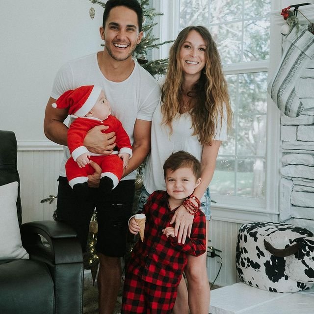 Carlos-PenaVega-with-his-family-starsgab