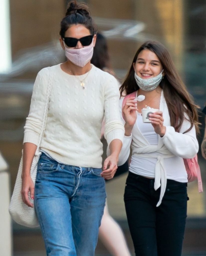 Suri-Cruise-with-her-mother-Image