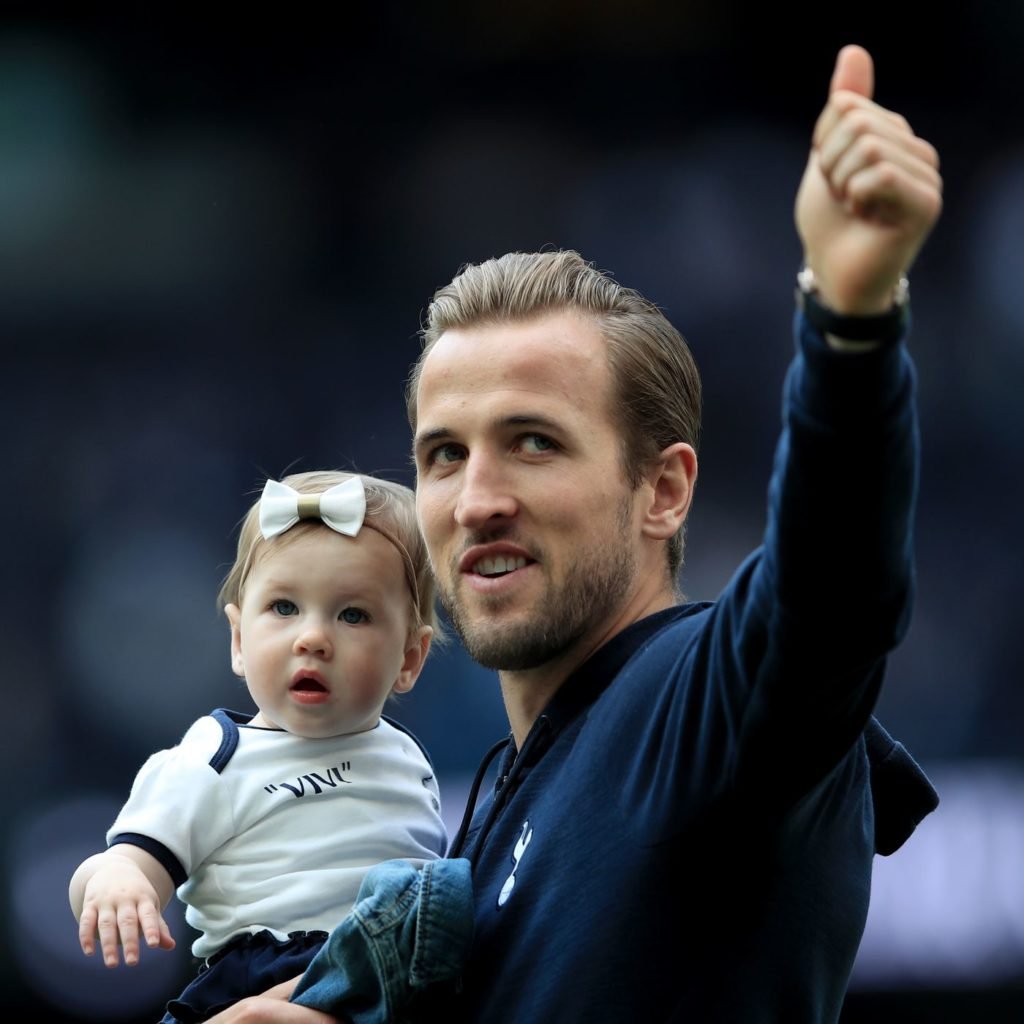 Louis-Harry-Kane-with-his-child-image