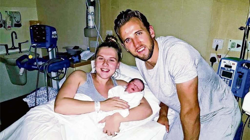 Vivienne-Jane-Kane-with-her-father-and-mother-image
