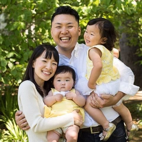 Marie-Kondo-with-her-husband-and-kids