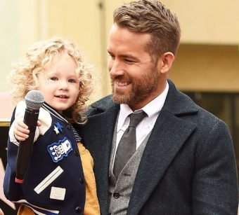 actor-ryan-reynolds-poses-for-a-photo-with-his-daughter-news-photo