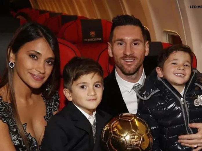 thiago-messi-with-his-father-and-mother-starsgab