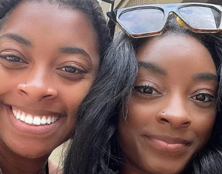 ashley-biles-thomas-with-her-sister